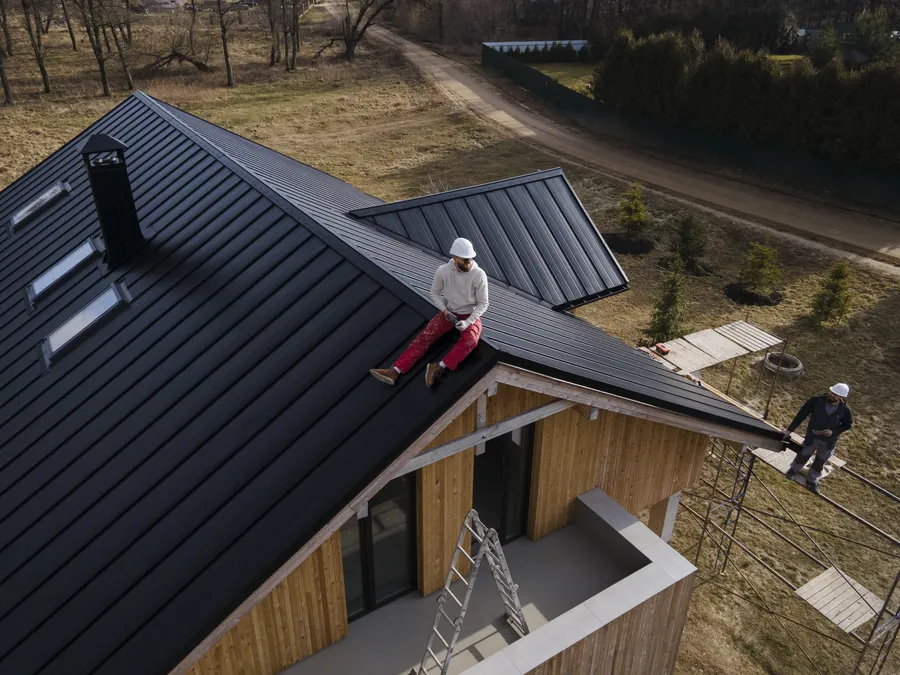 Couvreur SRL sur une toiture en tuiles anthracite