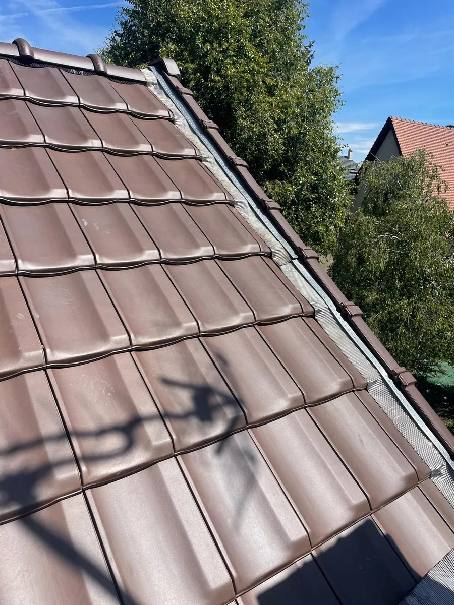 Faîtage et zinguerie sur toiture en tuiles