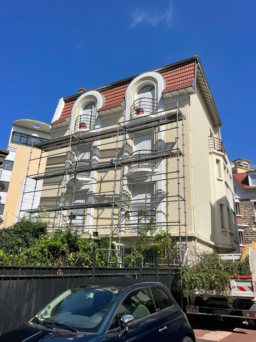 Ravalement de façade d'un immeuble avec échafaudage