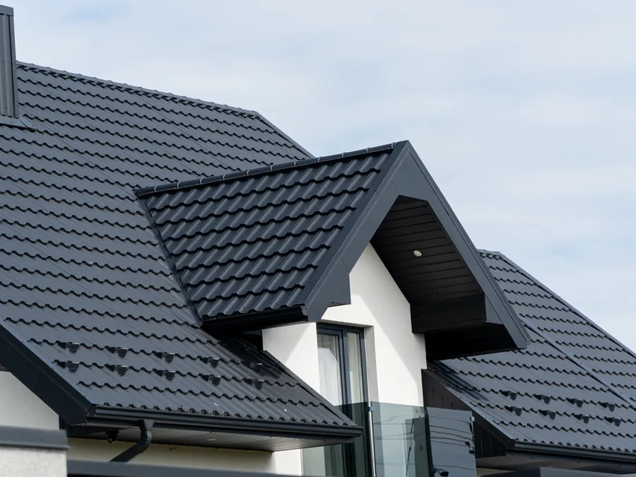 Toiture moderne en tuiles anthracite avec lucarnes