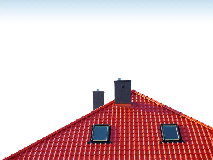 Toiture en tuiles rouges avec fenêtres de toit