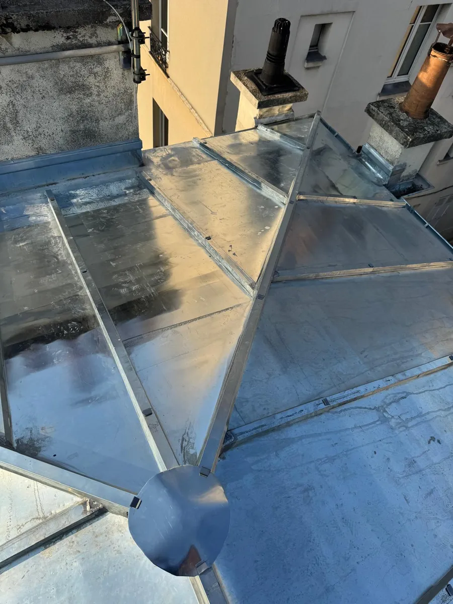 Verrière pyramidale en zinc avec vue sur Paris