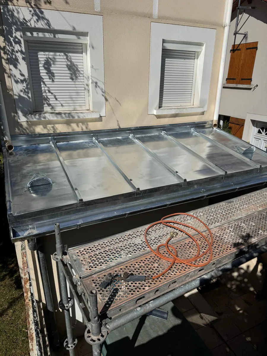 Travaux de zinguerie sur un toit-terrasse en Île-de-France