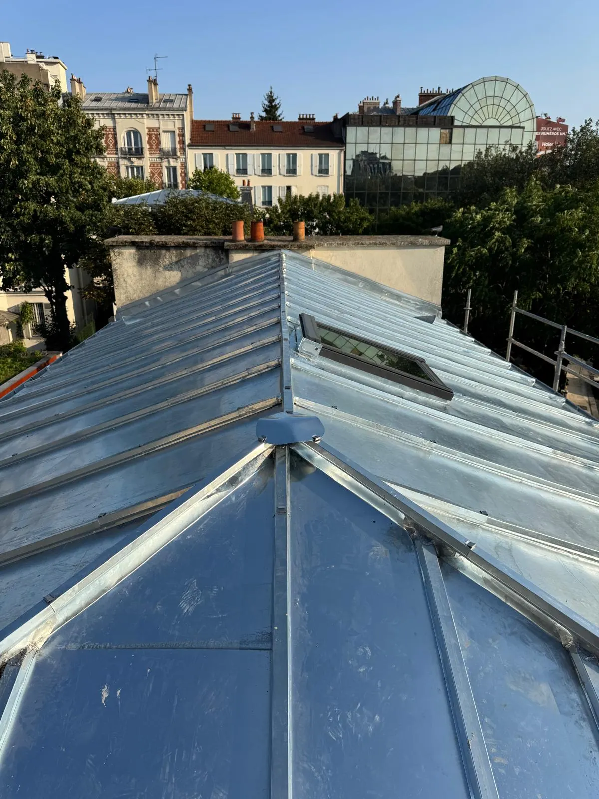 Toiture en zinc rénovée avec vue sur les immeubles parisiens